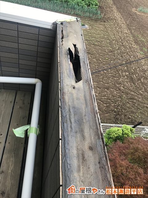 塩尻市ベランダ改修工事　既存ベランダ手すり下地木材腐食